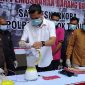 Kasat Resnarkoba Polres Lombok Timur, Iptu Muhammad Naufal Trinugraha memusnahkan barang bukti narkotika jenis sabu. (foto:www.lombokini.com)