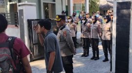 Polwan Cantik jadi pagar betis massa aksi di pintu masuk Dinas Dikbud Lombok Timur. (foto: www.lombokini.com)