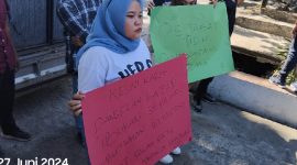 ALPA Lombok Timur menyampaikan orasi di depan Kantor Dinas Dikbud. (www.lombokini.com)