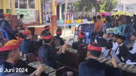 Musik Kecimol mengringi tarian yang dipersembahkan oleh siswa SDN 3 Lenek Daya. (foto: www.lombokini.com)