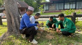Wakil Rektor IAIH Pancor Bidang Kemahasiswaan, Dr. Abdul Hayyi Akrom, bersama dua orang peserta KKN dan warga setempat menanam pohon. (sumber : istimewa)