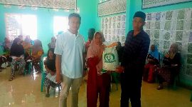 Korcam PT. JPL Bulog Sukamulia L. Dian Waliyullah bersama Kepala Desa Sukamulia Timur, Zaenul Wardi. (Sumber: www.lombokini.com)