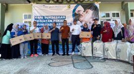 Foto bersama sosialisasi pelaksanaan Pekan Imunisasi Nasional (PIN) usai penyerahan bantuan di halaman kantor Dinas Kesehatan Lombok Timur. (Sumber: www.lombokini.com)