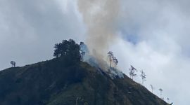 Kebakaran Puncak Gunung Gedong Sembalun, Asap Tebal Terlihat Membumbung Tinggi. (sumber: www.lombokini.com)