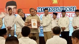 Sekjen Partai Gerindra, Ahmad Muzani menyerahkan Surat Tugas kepada Pasangan Iron-Edwin. (foto:ong)