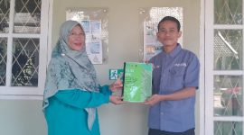 Ketua tim riset PKM bidang Sosial dan Humaniora Unram menyerahkan policy brief ke Dinas Kesehatan Lombok Timur. (foto: ong)