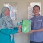 Ketua tim riset PKM bidang Sosial dan Humaniora Unram menyerahkan policy brief ke Dinas Kesehatan Lombok Timur. (foto: ong)