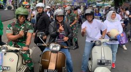 Pj Gubernur NTB, Hasanuddin beserta Pj Bupati , HM. Juaini Taofik dan Komandan Kodim 1615/Lombok Timur Letnan Kolonel Inf Bayu Sigit Dwi Untoro, didampingi istri masing-masing saat ikut konvoi pada rangkaian acara Harganas. (foto: lombokini.com/ong).