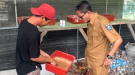 Kepala Dinas DLHK NTB, Julmansyah, saat mengunjungi gudang pembuatan maggot dari hasil pengelolaan sampah organik di Desa Semparu, Kecamatan Kopang, Lombok Tengah. (foto: lombokini.com/ong)