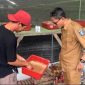 Kepala Dinas DLHK NTB, Julmansyah, saat mengunjungi gudang pembuatan maggot dari hasil pengelolaan sampah organik di Desa Semparu, Kecamatan Kopang, Lombok Tengah. (foto: lombokini.com/ong)