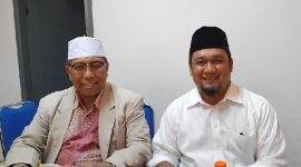 TGH Hazmi Hamzar sisi kanan bersama H Lalu Satriadi sisi kiri. (sumber: www.lombokini.com)