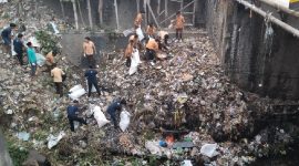 Merespons kebiasaan warga yang membuang sampah di jembatan pasar Aikmel, para pemuda Belpas Aikmel mengajak pelajar untuk melakukan pembersihan, Sabtu 27 Juli 2024. (Foto: Lombokini.com).
