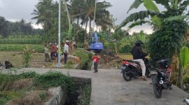 Pembukaan Jalan Usaha Tani (JUT) di Subak Bilasundung Desa Paok Pampang, Sukamulia, dikerjakan meski masih berkonflik dan tidak ada papan informasi. (foto: lombokini.com/ong)