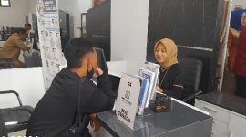 Petugas pelayanan melayani peserta di gerai BPJS Kesehatan pada Mal Pelayanan Publik (MPP) Lombok Timur. (sumber: www.lombokini.com)