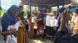 Kepala Dinas DP3AKB Kabupaten Lombok Timur, H. Ahmat didampingi Camat Sukamulia, Lalu Rahiman Amry menyerahkan Bansos Stunting. (foto: lombokini.com/ong)