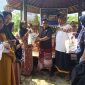 Kepala Dinas DP3AKB Kabupaten Lombok Timur, H. Ahmat didampingi Camat Sukamulia, Lalu Rahiman Amry menyerahkan Bansos Stunting. (foto: lombokini.com/ong)