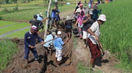 Semangat gotong royong warga Desa Loyok dalam proses pengerjaan fisik program TMMD ke-121. (foto: lombokini.com/istimewa)