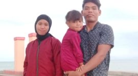 Alm. Gafur mengabadikan momen bersama anak dan istrinya sebelum mengadu nasip ke Negeri Jiran, Malaysia. (foto: lombokini.com/istimewa)