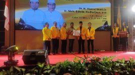 Ketua DPD Golkar NTB, H. Mohan Roliskana didampingi Ketua DPD Golkar Lotim, H. Lalu Hasan Rahman, menyerahkan form B.1- KWK ke pasangan Iron-Edwin. (foto: lombokini.com/istimewa)