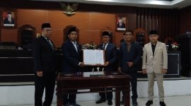 Penandatanganan nota kesepakatan bersama antara Pemda Lombok Timur dan DPRD . (foto: ong)
