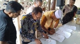 Penandatanganan persetujuan partai koalisi, salah satunya Golkar Lombok Timur. (foto: lombokini.com/ong)