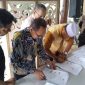 Penandatanganan persetujuan partai koalisi, salah satunya Golkar Lombok Timur. (foto: lombokini.com/ong)