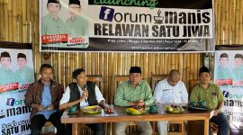 Relawan Satu Jiwa meluncurkan Forum Ngopi Manis yang dihadiri oleh Bakal Calon Wakil Bupati Lombok Timur, H Abdul Wahid dan ratusan relawan Satu Jiwa di Praja Coffee Loyok, Kecamatan Sikur, Ahad 4 Agustus 2024. (Foto: Lombokini.com/Arie).