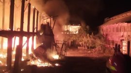 Kandang Ayam di Suralaga Terbakar, Kerugian Capai Rp 300 Juta. (Foto: Lombokini.com).