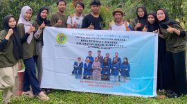 Mahasiswa KKN-PMD Unram menanam bibit. (Sumber foto: dokumen KKN Unram Tetebatu Selatan)
