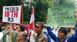 Tenaga honorer non-database BKN berkumpul menyikapi kebijakan Bupati Lombok Timur. (Foto: Lombokini.com).