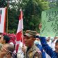 Tenaga honorer non-database BKN berkumpul menyikapi kebijakan Bupati Lombok Timur. (Foto: Lombokini.com).