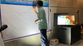 Wakil Bupati Lombok Timur terpilih, HM Edwin Hadiwijaya saat menandatangi deklari komitmen bersama untuk mengawal pembangunan Lombok Timur. (Foto: Lombokini.com).