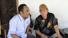 Ketua SMSI Lombok Timur, Hanapi dan Ketua SMSI NTB, HM. Syukur. (Foto: Lombokini.com).