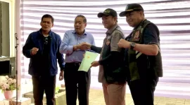 Penyerahan sertifikat tanah Pelabuhan Carik dari Pemkab Lombok Utara ke Pemerintah Provinsi (Pemprov) NTB. (Foto: Lombokini.com/ntbprov.go.id).