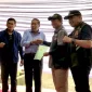 Penyerahan sertifikat tanah Pelabuhan Carik dari Pemkab Lombok Utara ke Pemerintah Provinsi (Pemprov) NTB. (Foto: Lombokini.com/ntbprov.go.id).