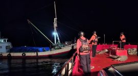 KM Hidup Makmur Rusak Mesin, Tim SAR Mataram Evakuasi ke Pelabuhan Lembar. (Foto: Lombokini.com/ SAR Mataram).