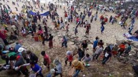 Ribuan Warga Antusias Ikuti Pesta Adat 'Bau Nyale' di Lombok Timur, Ratusan Personil Amankan Lokasi