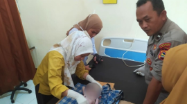 Hendak Buang Sampah, Warga Desa Paok Pampang Lombok Timur Temukan Bayi Baru Lahir Tersangkut di Kayu. (Foto: Lombokini.com/Humas Pokres Lotim).