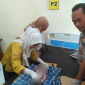 Hendak Buang Sampah, Warga Desa Paok Pampang Lombok Timur Temukan Bayi Baru Lahir Tersangkut di Kayu. (Foto: Lombokini.com/Humas Pokres Lotim).