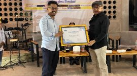 Ketua DPRD Lombok Timur, M. Yusri saat menerima piagam penghargaan dari Fokus Lotim dan SMSI di acara diskusi publik, Sabtu 01 Februari 2025. (Foto: Lombokini.com).