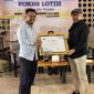 Ketua DPRD Lombok Timur, M. Yusri saat menerima piagam penghargaan dari Fokus Lotim dan SMSI di acara diskusi publik, Sabtu 01 Februari 2025. (Foto: Lombokini.com).