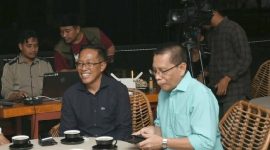 Pj Bupati Lombok Timur HM Juani Taofik dan Wabup Lotim terpilih HM Edwin Hadiwijaya di acara diskusi publik, pada Sabtu 1 Februari 2025 di Selong. (Foto: Lombokini.com)