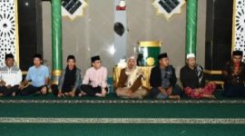 Wakil Bupati Lombok Timur, H. Moh. Edwin Hadiwijaya, menghadiri safari Ramadan di Masjid Nurul Huda Paokpampang Timur, Kecamatan Sukamulia, pada Rabu malam, 19 Maret 2025. (Foto: Lombokini.com)
