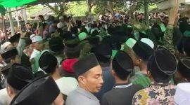 Ribuan Jema'ah Padati Pemakaman Guru Ukit, Tokoh Spiritual Kontroversial asal Lombok Timur. (Foto: Lombokini.com/Tangkapan Layar).