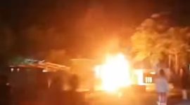 Polsek Kayangan Digeruduk Massa, Diduga Akibat Penanganan Kasus yang Picu Bunuh Diri. (Foto: Lombokini.com/Tangkapan Layar).