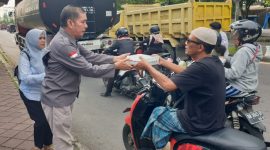 Ketua SMSI NTB, H. Syukur, saat membagikan paket berbuka puasa dalam rangka HUT ke-8, SMSI. (Foto: LOMBOKINI.com/SMSI NTB).