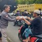 Ketua SMSI NTB, H. Syukur, saat membagikan paket berbuka puasa dalam rangka HUT ke-8, SMSI. (Foto: LOMBOKINI.com/SMSI NTB).