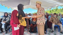 ADC Berikan Beasiswa Pendidikan untuk Anak SD Kurang Mampu di Lombok Timur. (Foto: Lombokini.com).