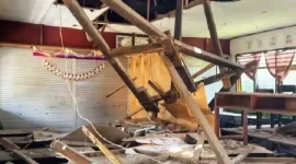 Atap Tiga Kelas SDN 6 Batuyang Ambruk karena Konstruksi Rapuh. (Foto: Lombokini.com).
