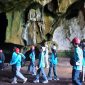 Mahasiswa Hamzanwadi Telusuri Keunikan Geologi Goa Bangkang. (Foto: Lombokini.com).